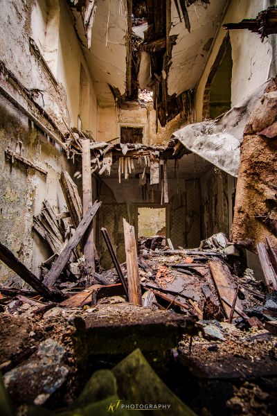 Ein Raum mit vielen Trümmern und Trümmern