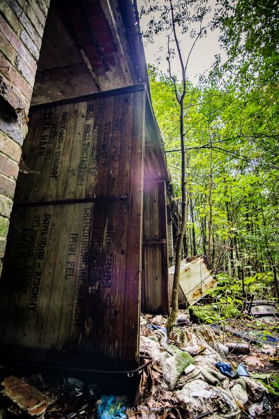 Ein hölzernes Gebäude mit einem Schild darauf