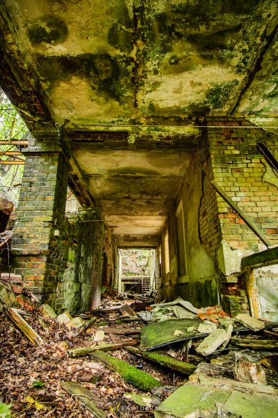 Ein sehr altes verlassenes Gebäude im Wald