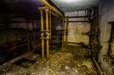 Ein schmutziger Raum mit vielen Trümmern und einer Feuerhydraulik