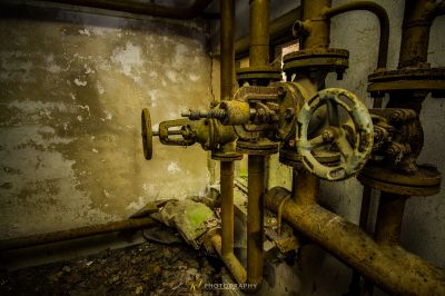 Ein schmutziges Zimmer mit einem rostigen Feuer Hydra