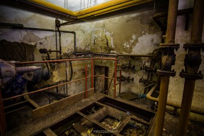 Ein Zimmer mit Rohren und einer Spüle