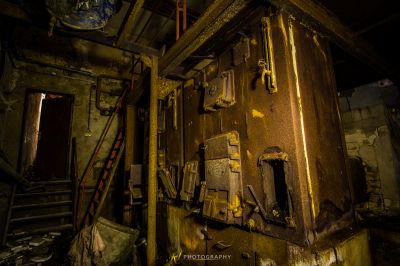 Ein Zimmer mit einem Haufen Junks und einer Uhr