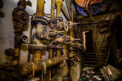 Eine Maschine ist in einem schmutzigen Raum