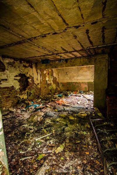 Ein Raum mit vielen Trümmern und Trümmern