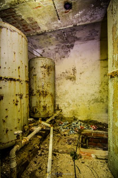 Ein Zimmer mit viel Schutt und viel Müll