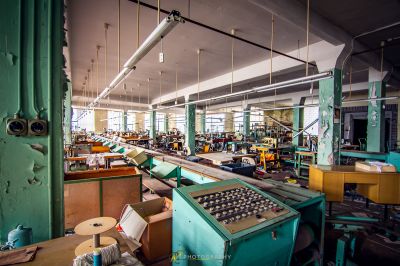 Ein großer Raum mit vielen Maschinen und Geräten