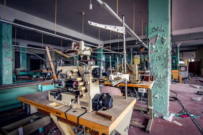 Eine Maschine sitzt auf einem Tisch in einem Raum