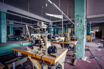 Ein Raum mit einer Maschine und vielen Werkzeugen