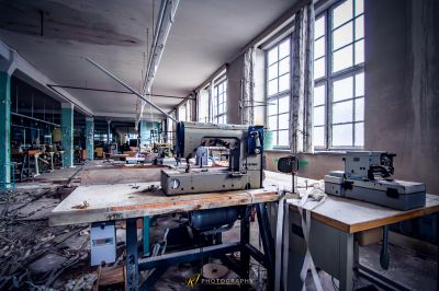 Eine Maschine ist in einem Raum mit vielen Trümmern