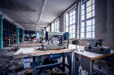 Eine Maschine sitzt in einem Raum mit vielen Trümmern
