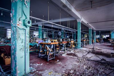 Ein Zimmer mit einem Haufen kaputter Möbel