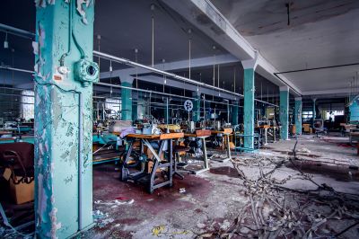 Ein Zimmer mit einem Haufen kaputter Möbel