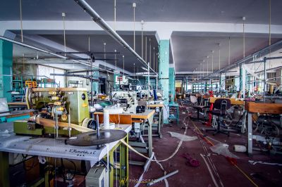 Ein Raum mit vielen Maschinen und Tischen