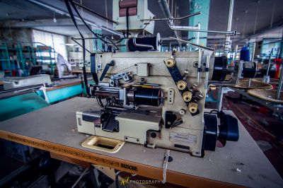 Eine Maschine sitzt auf einem Tisch