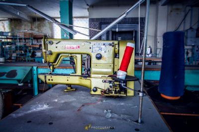 Eine Nähmaschine sitzt auf einem Tisch