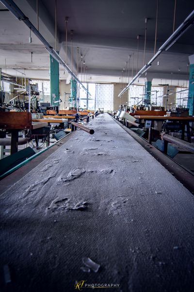 Ein großes Zimmer mit vielen Möbeln