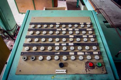 Eine Maschine mit vielen Knöpfen darauf