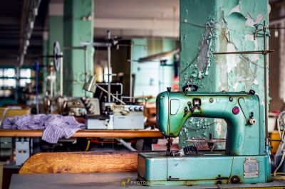 Eine grüne Nähmaschine