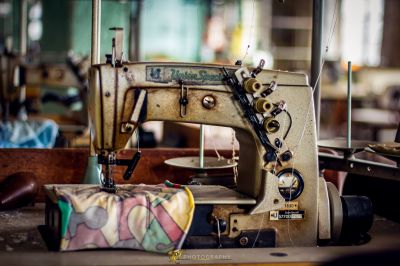 Eine Nähmaschine, die auf einem Tisch sitzt