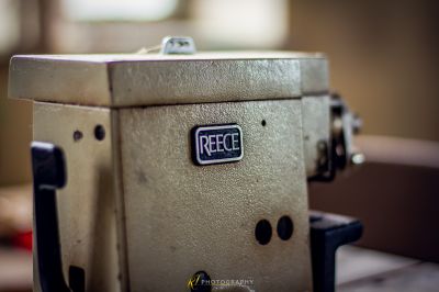 Eine Nahaufnahme einer Maschine mit einem Logo darauf