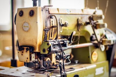 Eine Nähmaschine sitzt auf einem Tisch