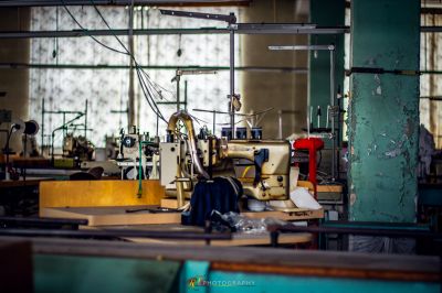 Eine Maschine sitzt in einem Raum mit viel Holz