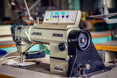 Eine Nähmaschine, die auf einem Tisch sitzt