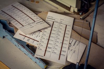 Ein Stapel von Papieren, die auf einem Tisch sitzen