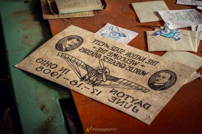 Ein Tisch mit einem Schild und ein paar Papiere darauf