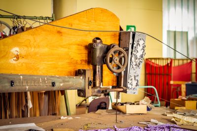 Eine Maschine schneidet Holz mit einem großen Stück Holz