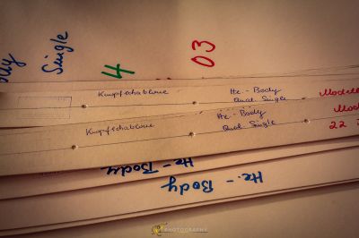 Ein Haufen Papiere mit Schreiben auf sie