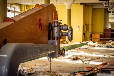 Eine Maschine sitzt in einem Raum mit vielen Holzstücken