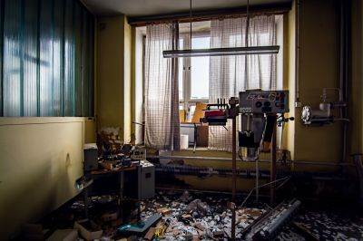 Ein Zimmer mit viel Müll und einem Fenster