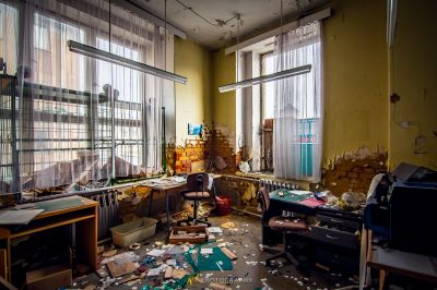 Ein chaotisches Büro mit vielen cls und Trümmern