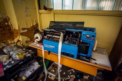 Ein blauer Drucker, der auf einem Schreibtisch sitzt