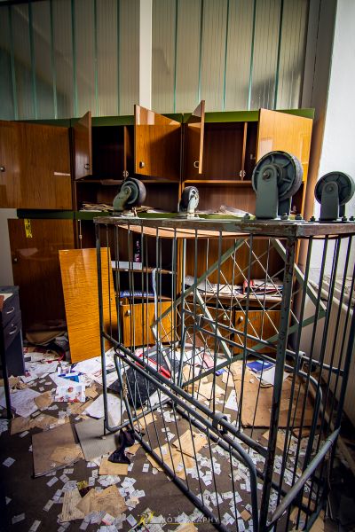 Ein chaotisches Büro mit vielen cls