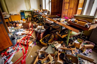 Ein chaotischer chaotischer Raum mit cls und cls