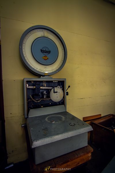 Eine Uhr an der Wand