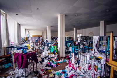 Ein Raum mit vielen Kleidern und anderen Gegenständen