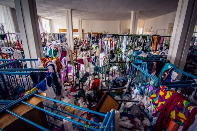 Ein Raum mit vielen Kleidern und anderen Gegenständen