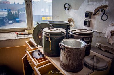 Eine Küche mit Töpfen und Pfannen auf einem Regal