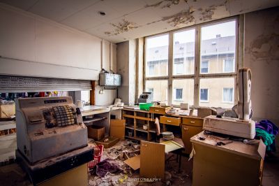 Ein chaotisches Büro mit einem kaputten Kühlschrank und einem kaputten Kühlschrank