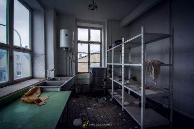 Ein Zimmer mit Waschbecken und Fenster