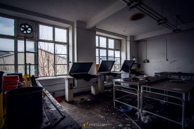 Ein chaotisches Büro mit vielen cls