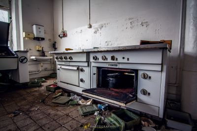 Eine schmutzige Küche mit Herd und Backofen