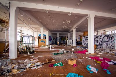 Ein Zimmer mit viel Müll und anderen Dingen