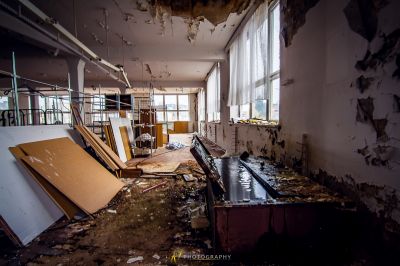 Ein Zimmer mit vielen Trümmern und vielen Möbeln