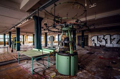 Eine Maschine befindet sich in einem Raum mit Graffiti an den Wänden