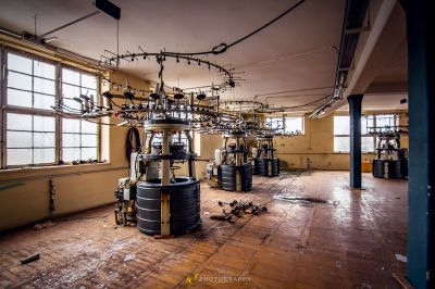 Ein Zimmer mit einem Bündel von schwarzen Fässern